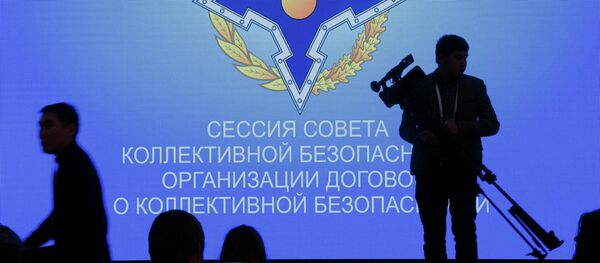 Символика ОДКБ в зале заседания госрезиденции Ала-Арча перед началом заседания Совета коллективной безопасности ОДКБ под председательством Кыргызстана Символика ОДКБ в зале заседания госрезиденции Ала-Арча перед началом заседания Совета коллективной безопасности ОДКБ под председательством Кыргызстана - Sputnik Кыргызстан