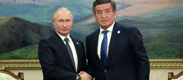 Встреча президента КР Сооронбая Жээнбекова с президентом РФ Владимиром Путиным Встреча президента КР Сооронбая Жээнбекова с президентом РФ Владимиром Путиным - Sputnik Кыргызстан