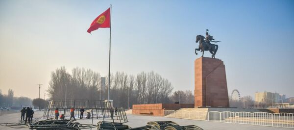 Установка главной елки на центральной площади Бишкека Установка главной елки на центральной площади Бишкека - Sputnik Кыргызстан