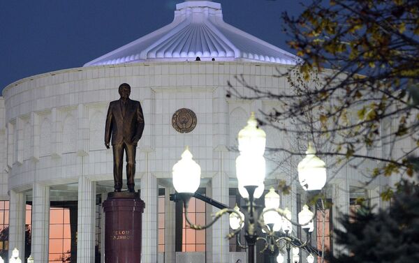 Президент КР Сооронбай Жээнбеков возложил цветы к памятнику первому президенту Узбекистана Исламу Каримову - Sputnik Кыргызстан