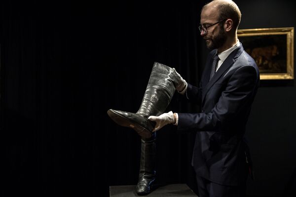 Наполеондун өтүгү Париждеги аукциондо 117 миң еврого сатылды - Sputnik Кыргызстан