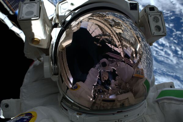 Первое селфи из открытого космоса итальянского астронавта Лука Пармитано - Sputnik Кыргызстан