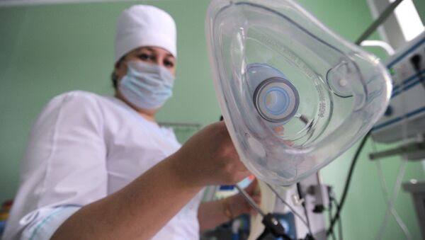 Медицинская сестра держит кислородную маску в послеоперационной палате. Архивное фото - Sputnik Кыргызстан