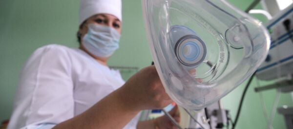 Медицинская сестра держит кислородную маску в послеоперационной палате. Архивное фото - Sputnik Кыргызстан
