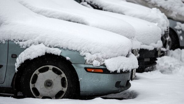 Снег на припаркованных автомобилях. Архивное фото - Sputnik Кыргызстан