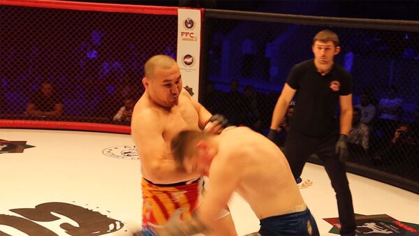 Быстро и жестко — как кыргызский Танк победил на турнире ММА в Москве - Sputnik Кыргызстан