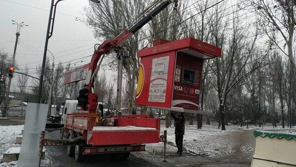 Сотрудники мэрии Бишкека во время сноса незаконных объектов в Бишкеке - Sputnik Кыргызстан