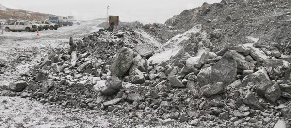 Кумтөр кенинде көчкү басып калган эки кызматкерди издөө иштери. Архив - Sputnik Кыргызстан