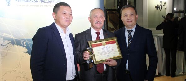 Церемония награждения  Каныбека Осмоналиева в Москве - Sputnik Кыргызстан