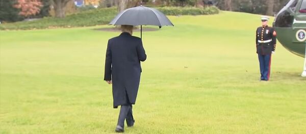 Забыл жену перед посадкой — очередной конфуз Трампа сняли на видео Забыл жену перед посадкой — очередной конфуз Трампа сняли на видео - Sputnik Кыргызстан