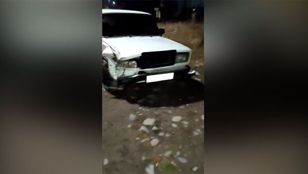 В Токмоке милиционер совершил ДТП — вероятно, был пьян. Видео - Sputnik Кыргызстан
