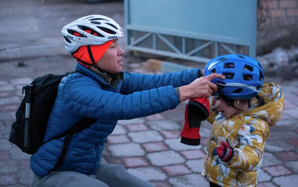 Для комфортного передвижения втроем он купил специальный прицеп, который крепится к раме велосипеда - Sputnik Кыргызстан