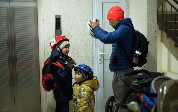 Мужчина ездит по столице с двумя детьми - Sputnik Кыргызстан