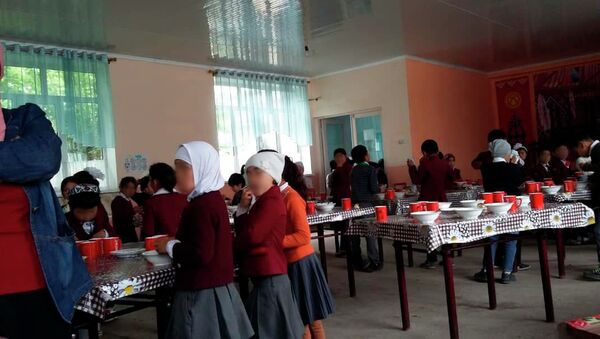 В школе имени М. Юсупова в Сузакском районе Джалал-Абадской области дети едят в столовой стоя - Sputnik Кыргызстан