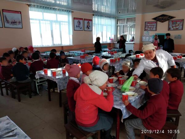 Дети едят стоя — в кыргызской школе стулья продали на металл? Видео - Sputnik Кыргызстан