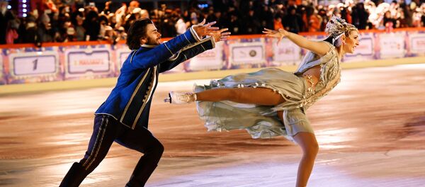 Фигуристы Татьяна Навка и Петр Чернышев выступают на открытии ГУМ-катка на Красной площади - Sputnik Кыргызстан
