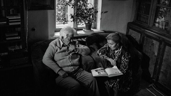 Советский и кыргызский писатель, герой Кырызской Республики Тугельбай Сыдыкбеков с супругой. 1983-год, город Фрунзе - Sputnik Кыргызстан
