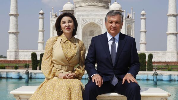 Президент Узбекистана Шавкат Мирзиёев со своей женой Зироатхон Хошимовой. Архивное фото - Sputnik Кыргызстан