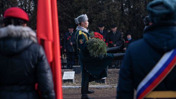 Торжественная церемония изъятия земли из мест воинских захоронений на братском кладбище Кызыл-Аскер - Sputnik Кыргызстан