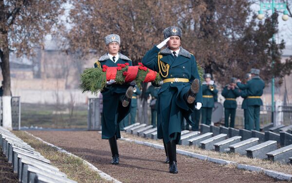Он ознаменовал начало торжественной церемонии изъятия земли из мест воинских захоронений. - Sputnik Кыргызстан