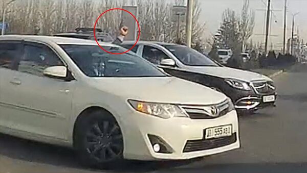 В Бишкеке водитель машины стреляет из пистолета средь бела дня — видео - Sputnik Кыргызстан