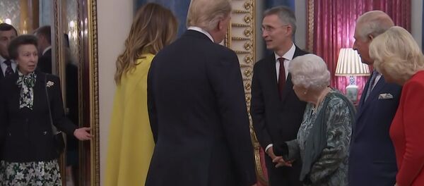 Дочь Елизаветы II отказалась приветствовать Трампа? Видео рассмешило соцсети - Sputnik Кыргызстан