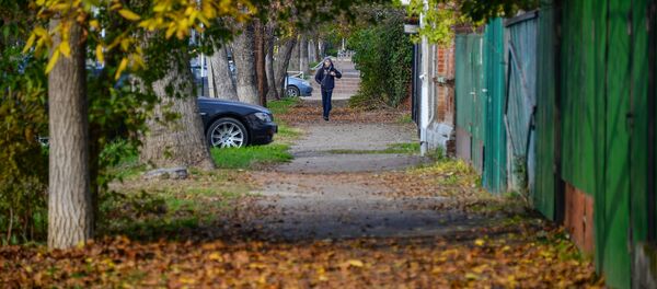 Школьник идет по улице. Архивное фото - Sputnik Кыргызстан