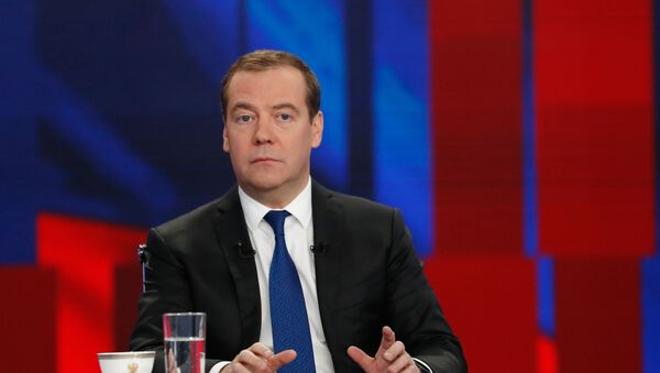 Председатель правительства РФ Дмитрий Медведев во время интервью российским телеканалам. - Sputnik Кыргызстан