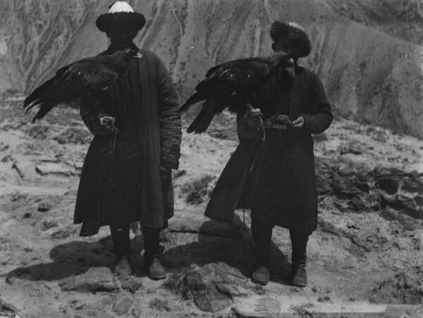 Кыргызстанга 1902-жылы келген саякатчы Готфрид Мерцбахер тарткан бүркүтчүлөр - Sputnik Кыргызстан