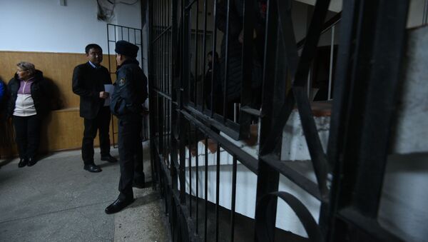 Сотрдник милиции возле решетки в зале суда. Архивное фото - Sputnik Кыргызстан
