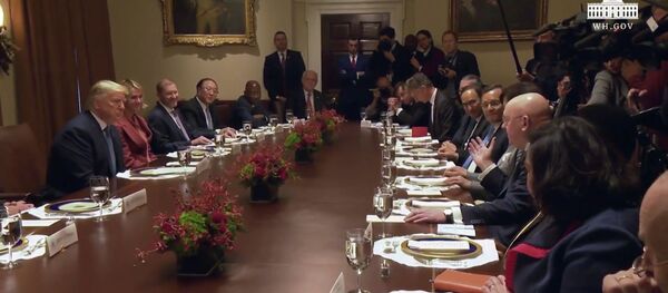 Трамп РФ дипломаттарына виза берилбей калган маселени чечмей болду. Видео - Sputnik Кыргызстан