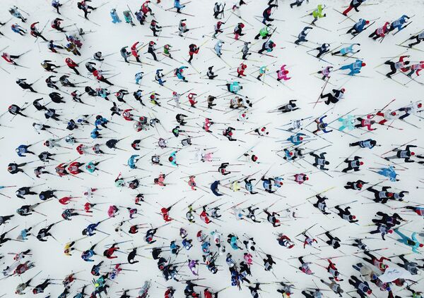 Участники на дистанции Всероссийской массовой лыжной гонки Лыжня России - 2019 в Московской области  - Sputnik Кыргызстан