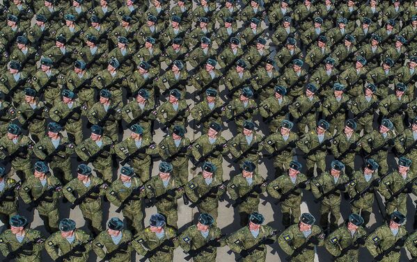 Курсанты Рязанского высшего воздушно-десантного командного училища во время репетиции парада Победы на военном полигоне Алабино - Sputnik Кыргызстан