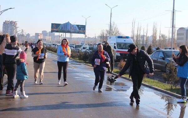Как сообщила пресс-служба кабмина, в Бишкеке состоялся благотворительный забег Мы — поколение равенства, проведенный в рамках 16-дневной кампании против гендерного насилия - Sputnik Кыргызстан