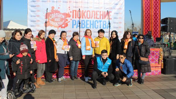 В Бишкеке состоялся благотворительный забег Мы — поколение равенства, проведенный в рамках 16-дневной кампании против гендерного насилия - Sputnik Кыргызстан