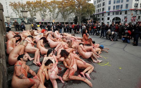 Акция протеста против использования меха и кожи в Барселоне - Sputnik Кыргызстан