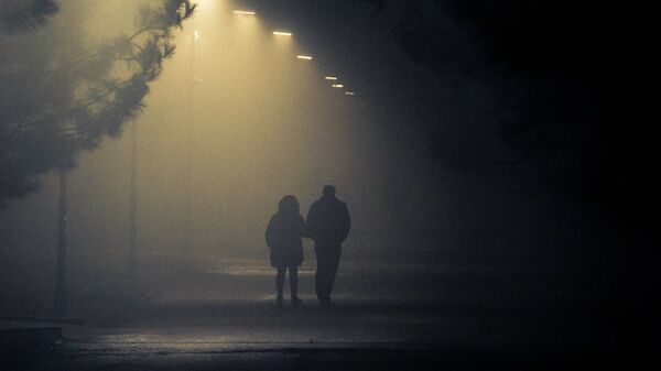 Бишкекте туман учурунда аял менен эркек. Архив - Sputnik Кыргызстан