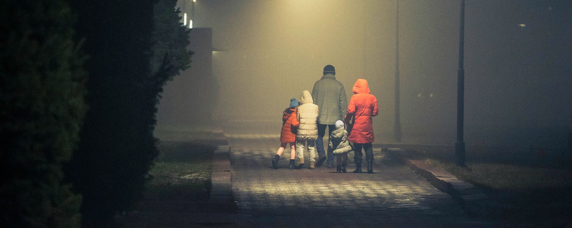 Семья гуляет на улице в вечернее время. Архивное фото - Sputnik Кыргызстан, 1920, 03.01.2021