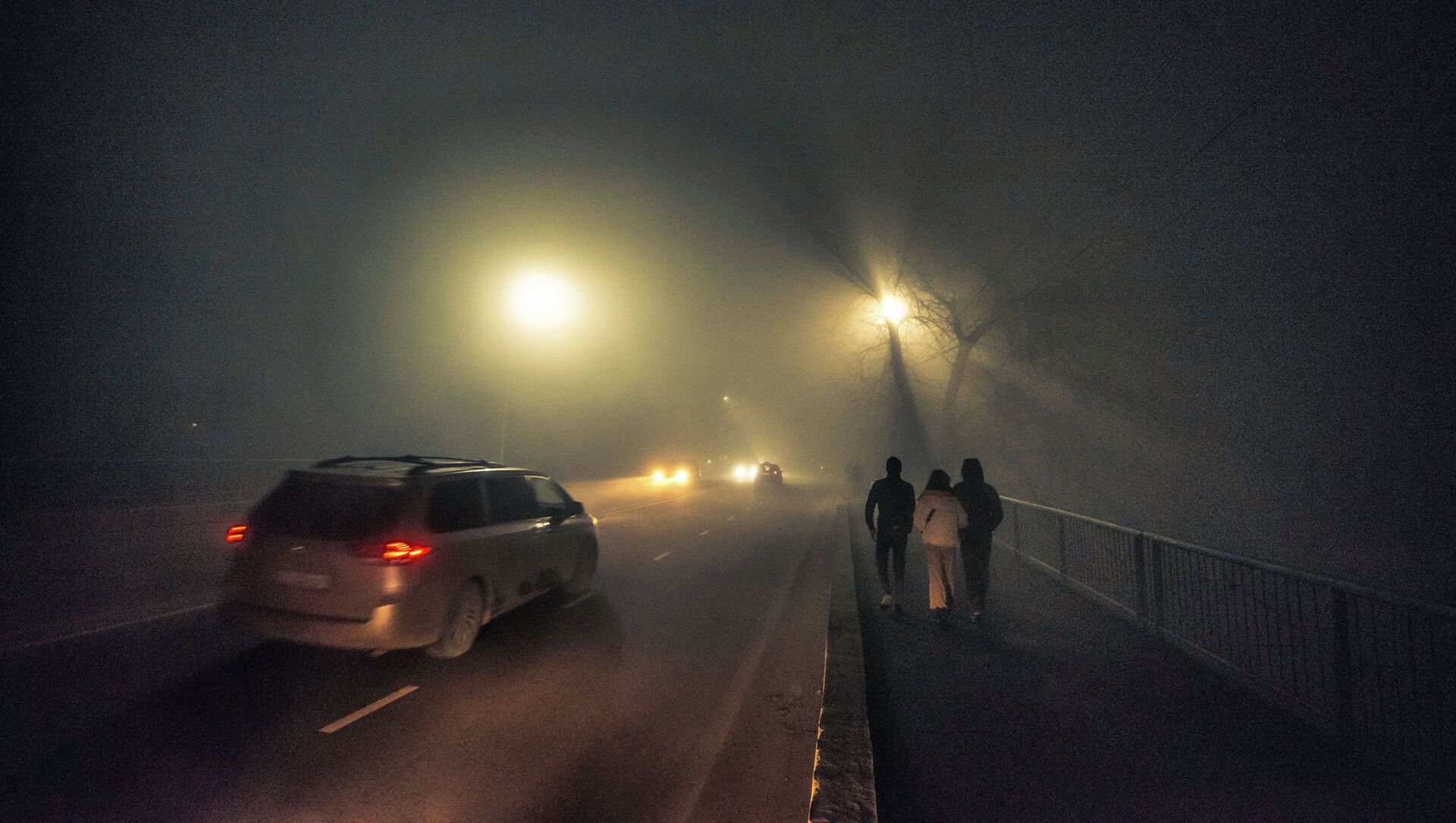 Автомобиль едет по дороге в ночное время. Архивное фото - Sputnik Кыргызстан, 1920, 17.11.2021