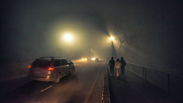 Автомобиль едет по дороге в ночное время. Архивное фото - Sputnik Кыргызстан