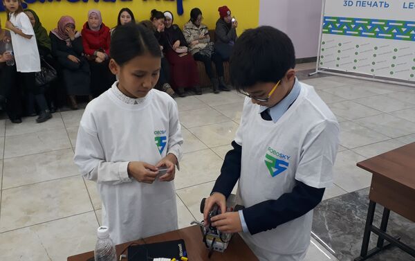 На соревнование в качестве гостей пригласили лучших робототехников Кыргызстана, в том числе основателя школы РобоСкай и создателя первого человекоподобного робота в КР Санжара Жумабекова - Sputnik Кыргызстан