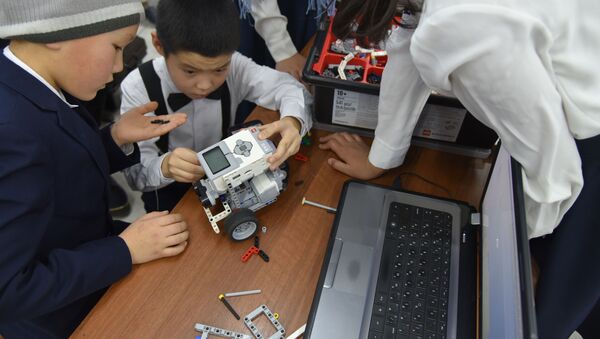 Ошто 8-декабрь күнү калаа окуучулары арасында робот техникалары боюнча Robosky Tech Fest Osh сынагы болуп өттү - Sputnik Кыргызстан