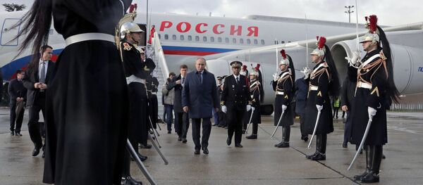 9 декабря 2019. Президент РФ Владимир Путин во время церемонии встречи в аэропорту Шарль де Голль в Париже. - Sputnik Кыргызстан
