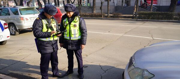 Сотрудники управления патрульной службы милиции (УПСМ) получили электронные планшеты с базой данных лиц, находящихся в розыске и информацией о нарушениях - Sputnik Кыргызстан