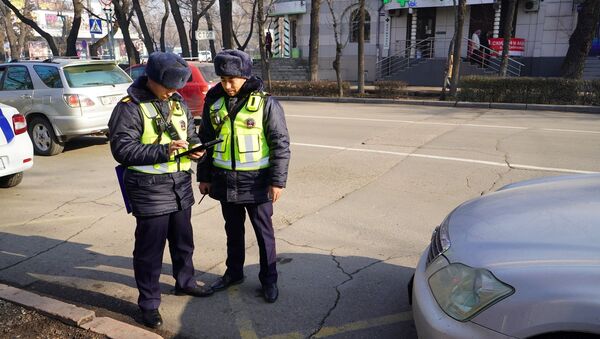 Сотрудники управления патрульной службы милиции (УПСМ) получили электронные планшеты с базой данных лиц, находящихся в розыске и информацией о нарушениях - Sputnik Кыргызстан