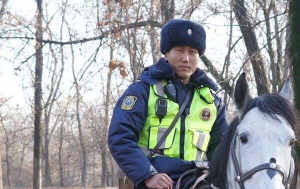 Сорок планшетов достались работникам пешего и конного патруля. - Sputnik Кыргызстан