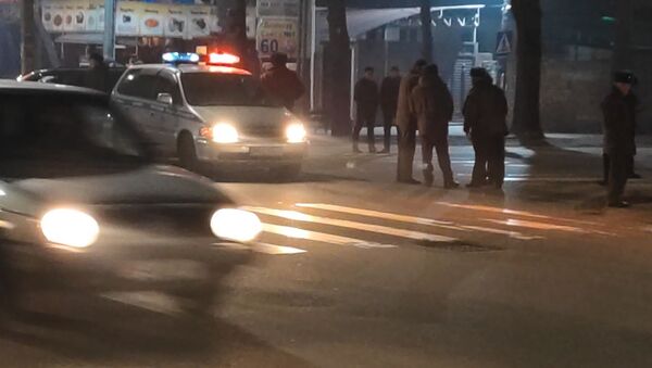 Сотрудники милиции на месте стрельбы на пересечении улиц Некрасова и Гагарина в Бишкеке  - Sputnik Кыргызстан