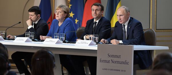 Президент РФ Владимир Путин, президент Франции Эммануэль Макрон, федеральный канцлер Германии Ангела Меркель и президент Украины Владимир Зеленский (справа налево) во время совместной пресс-конференции по итогам встречи в Нормандском формате в Елисейском дворце. - Sputnik Кыргызстан
