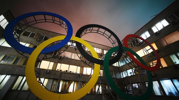 Олимпийские кольца во дворе здания Олимпийского комитета России в Москве. Архивное фото - Sputnik Кыргызстан