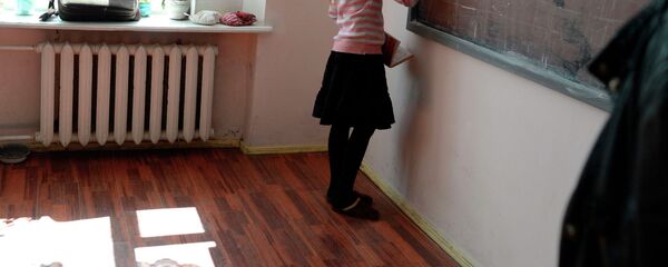 Ученица отвечает у доски на уроке в школе. Архивное фото - Sputnik Кыргызстан